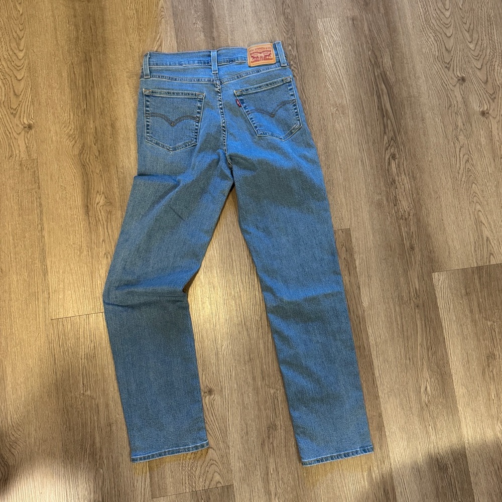 Levi's Women's Straight Leg Blue Jeans. Size 28